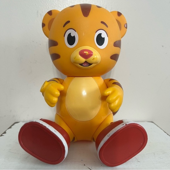 2018 Jakks Pacific Mr Fred Rogers Company Daniel Tiger 7” Action Figure - Picture 5 of 6